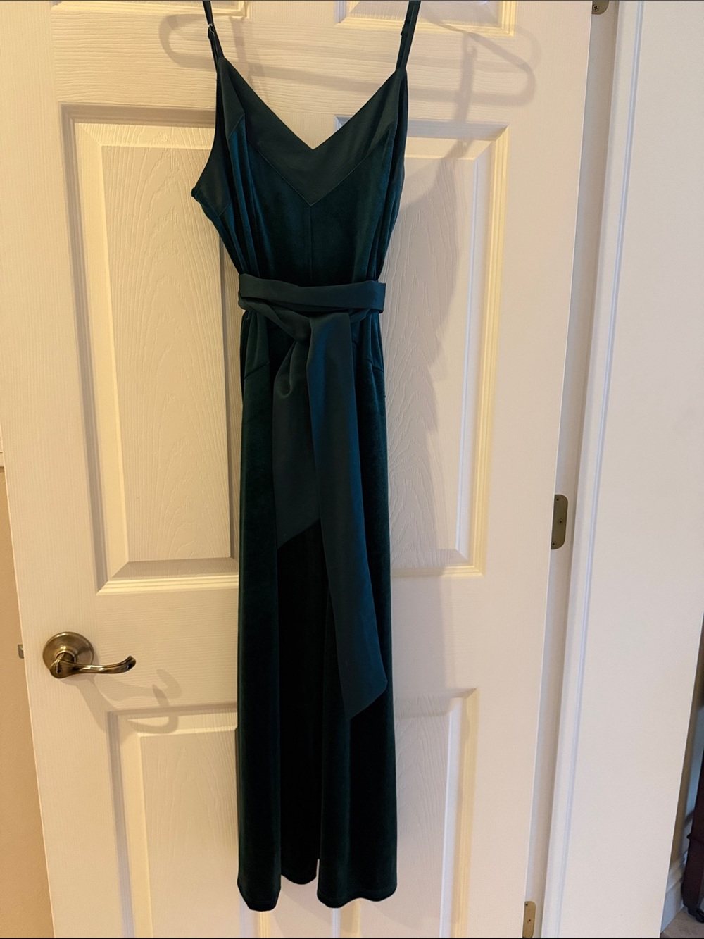 Sleeveless spaghetti strap Emerald Velvet Midi Dress with Waist Sash